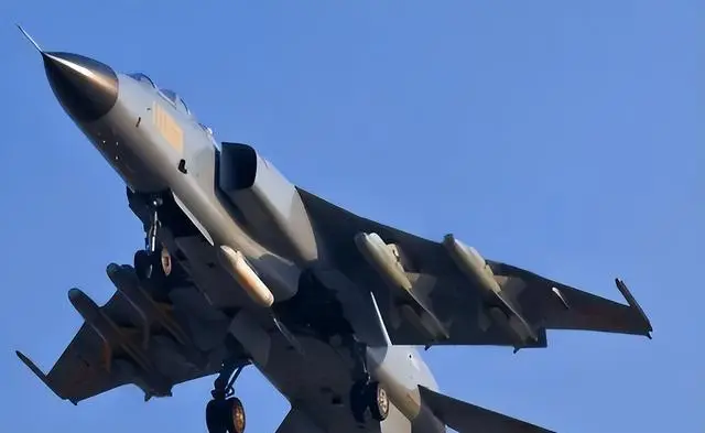 中國(guó)最不肯出售的戰(zhàn)機(jī)，被譽(yù)為無(wú)價(jià)之寶，問(wèn)世30多年風(fēng)采依舊